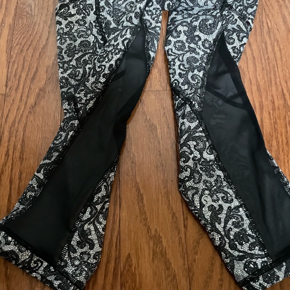 Lululemon size 4 capris with pockets - Picture 2 of 2